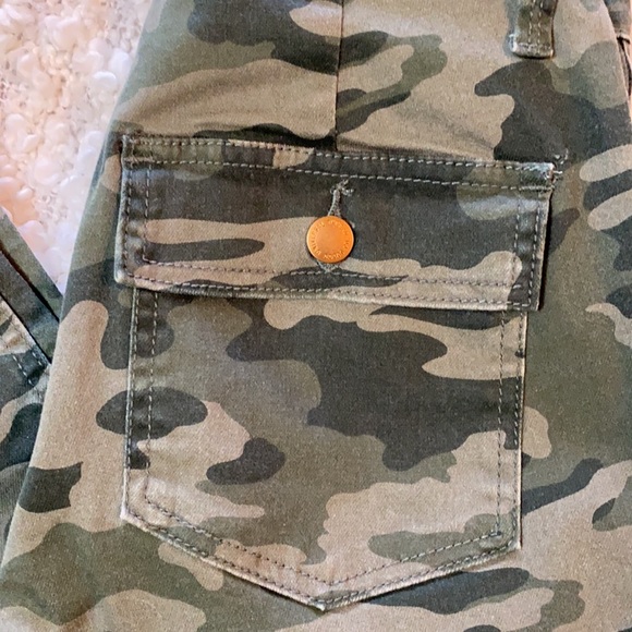 NWT Universal Thread High Rise Slim Straight Camo Jeans Sz 0/25 - Picture 2 of 8